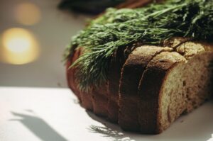 Image d'un plat coloré et équilibré, illustrant des repas variés sans pain.