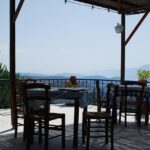 Auberge pittoresque dans les collines, offrant une cuisine traditionnelle et authentique.