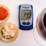 Avocat frais sur une planche à découper, symbole de remèdes naturels contre le cholestérol élevé.