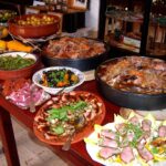 Panorama di un tipico villaggio francese con ristoranti tradizionali e piatti tipici.