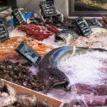 Pesce fresco servito in un ristorante di una delle migliori destinazioni gastronomiche in Francia.