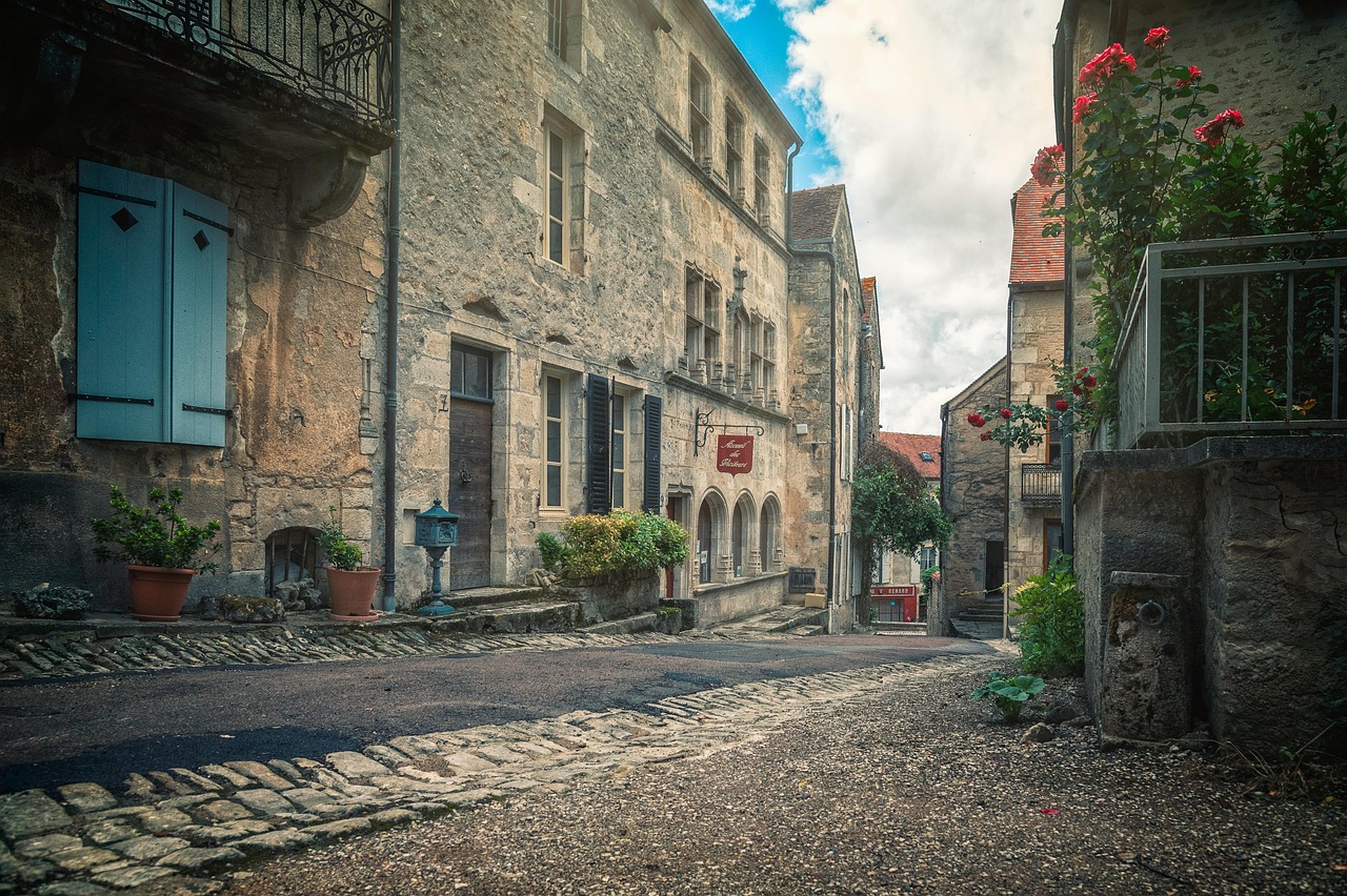 Panorama di un romantico villaggio medievale in Francia, con stradine acciottolate e case storiche.