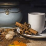Caffè con spezia sopra, simbolo di un miglioramento del metabolismo.