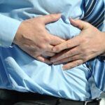 Immagine che illustra i segnali di un fegato sovraccarico, con dettagli su sintomi e riconoscimento.