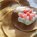 Crêpes leggere senza zucchero, impilate su un piatto, pronte per essere servite con frutta fresca.