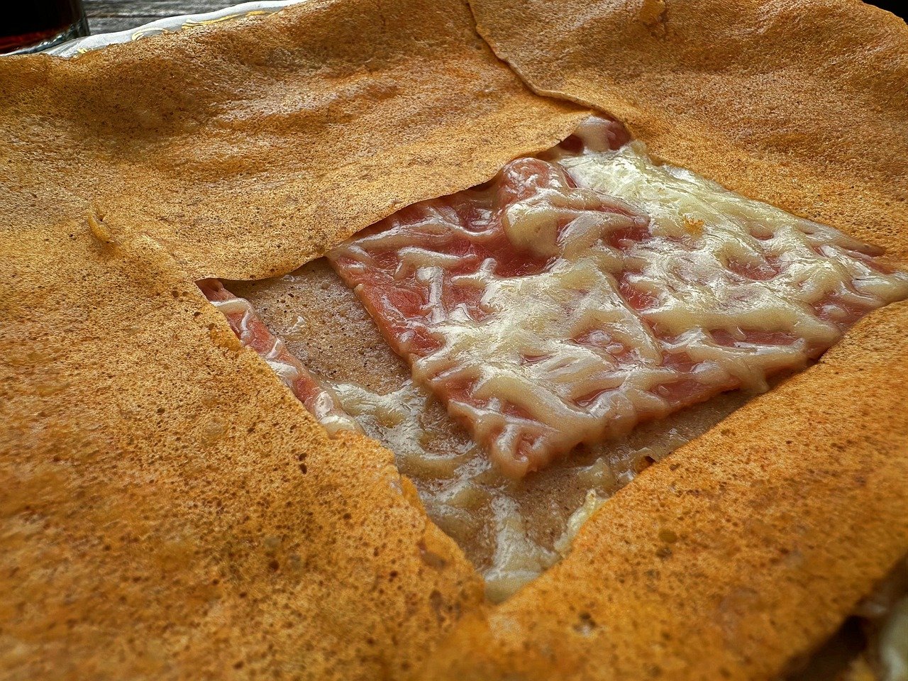 Crêpes gourmet servite in un accogliente ristorante di un villaggio breton famoso.