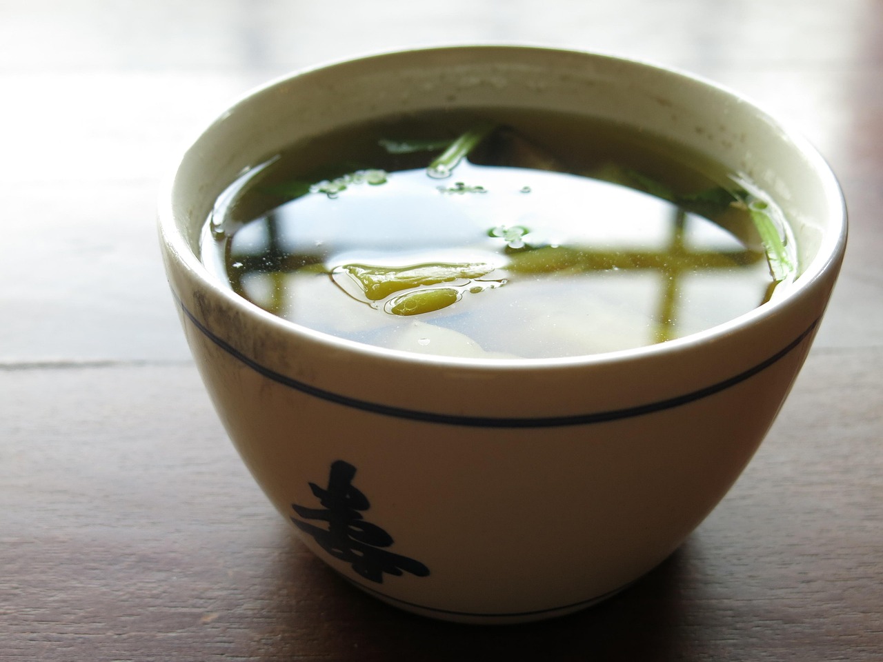 Immagine di una zuppa salata con un vegetale fresco accanto, suggerito per bilanciare il sapore.