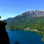 Panorama mozzafiato di un paesaggio francese, con colline verdi e cielo sereno, scoperto dai viaggiatori.