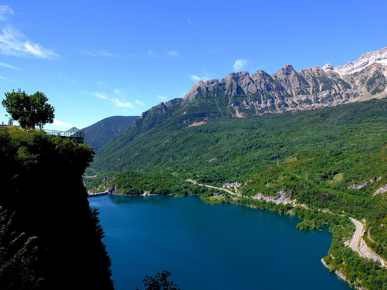 Panorama mozzafiato di un paesaggio francese, con colline verdi e cielo sereno, scoperto dai viaggiatori.