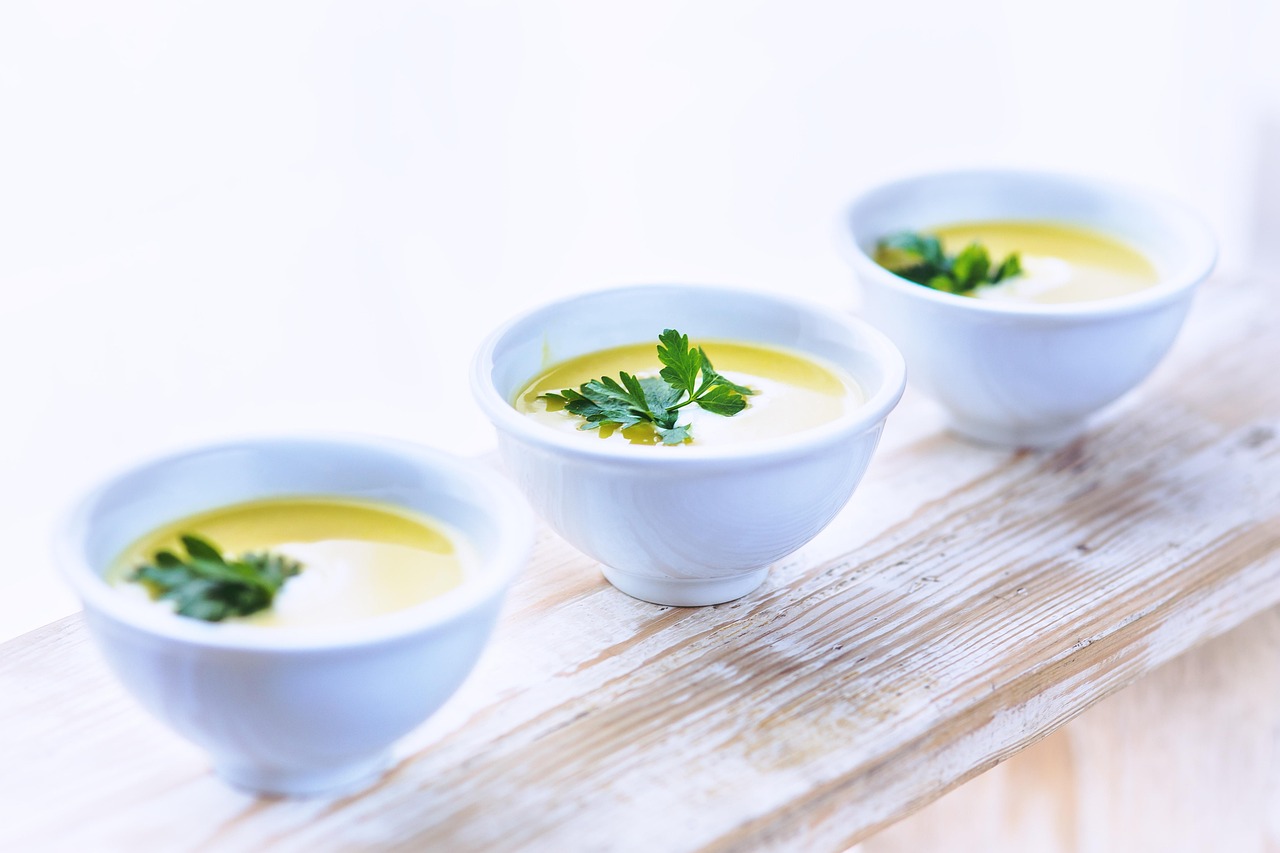 Una ciotola di zuppa calda con verdure fresche, perfetta per l'inverno e per un'alimentazione equilibrata.