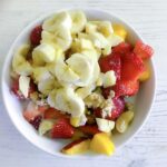 Petit-déjeuner sain des nutritionnistes avec fruits, céréales complètes et yaourt.