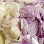 Bol de soupe à l'oignon gratinée, garni de fromage fondu et de croûtons dorés.