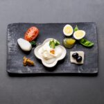 Quatre aliments fermentés japonais sur une table, symbolisant la santé des centenaires.