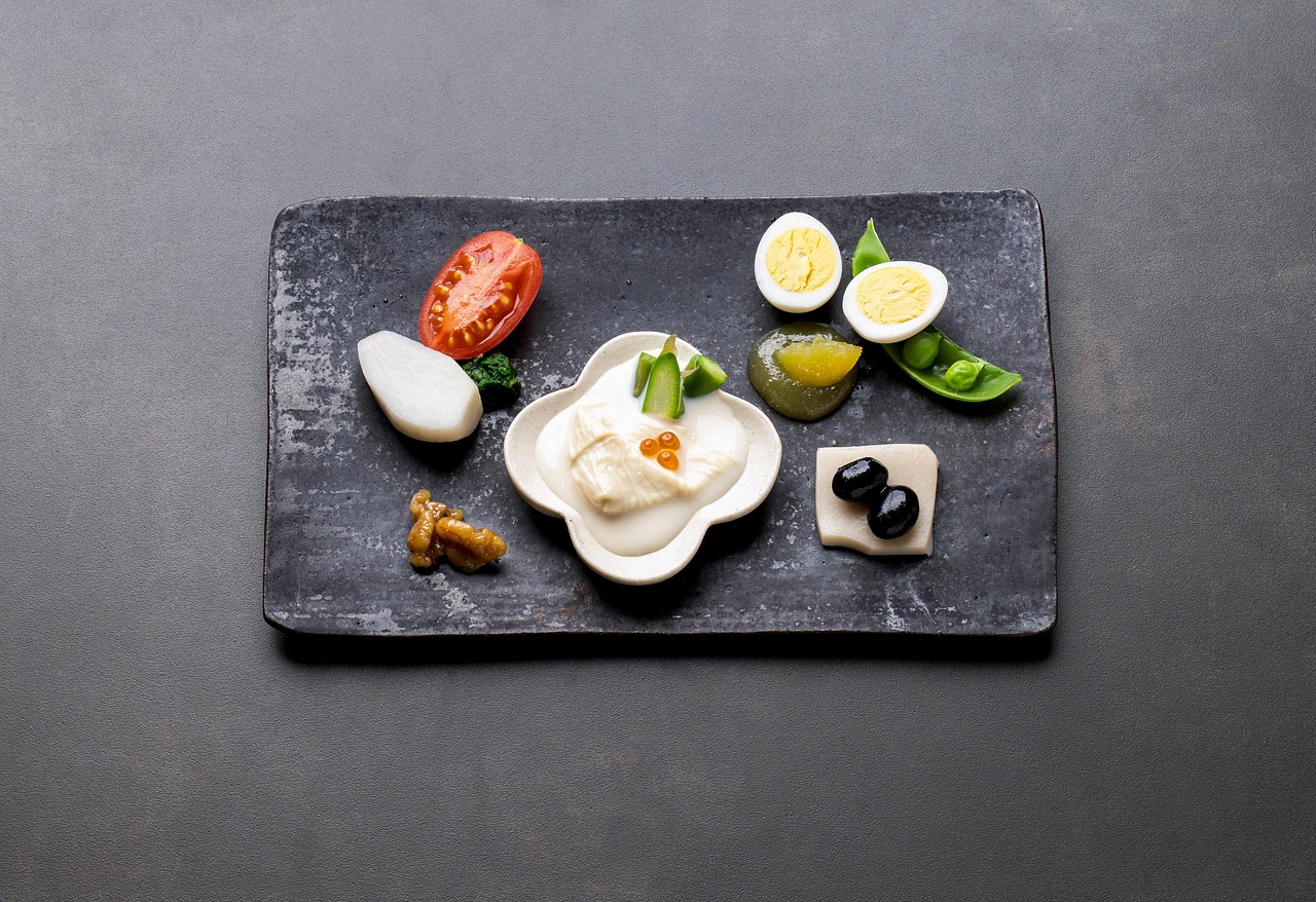 Quatre aliments fermentés japonais sur une table, symbolisant la santé des centenaires.