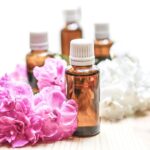 Flacon d'huiles essentielles avec plantes, symbolisant la lutte contre le stress en aromathérapie.