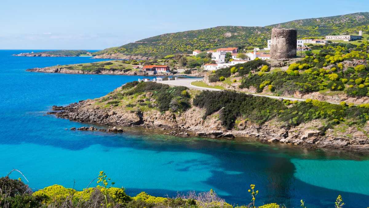 Îles françaises tranquilles et pittoresques, idéales pour un week-end printanier paisible.