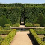 Jardin luxuriant en fleurs, parfait pour une visite printanière en France.